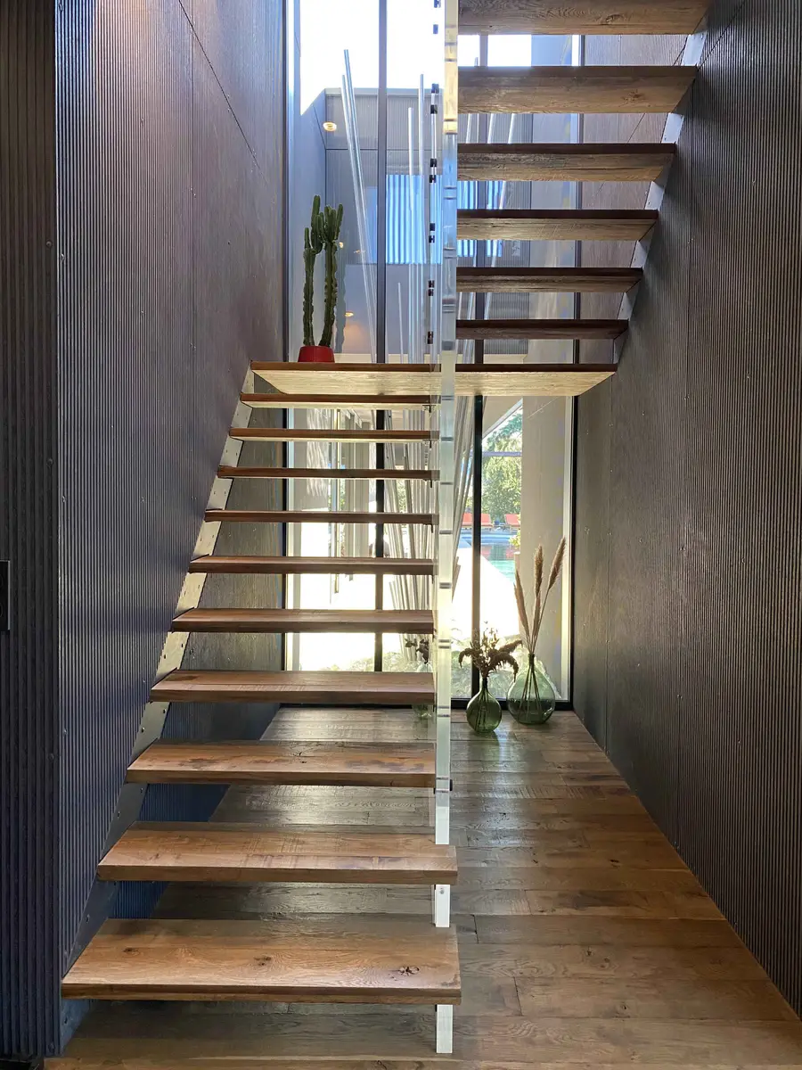 Escalier en bois et métal d'une maison neuve à Bègles, Fort & Salier Architectes
